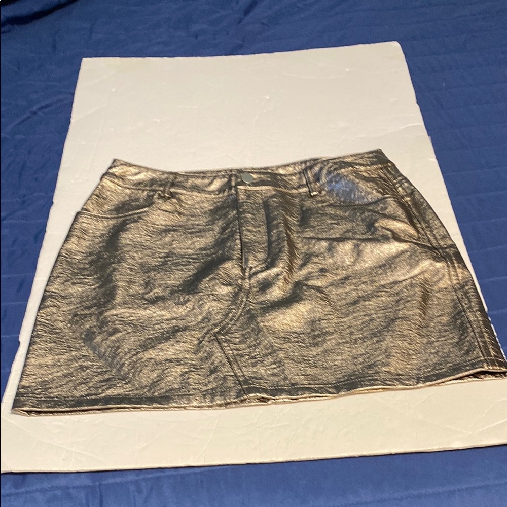 NWT Le Lis Shimmering Gunmetal faux leather mini skirt. Button at waist & zipoer